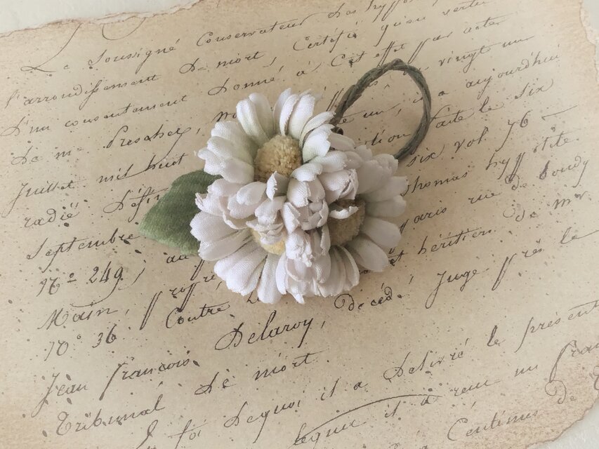 〈染め花〉くすみカラーのデイジーコサージュ(ホワイト)