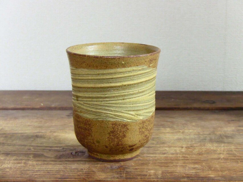 刷毛目湯呑み（伊羅保）