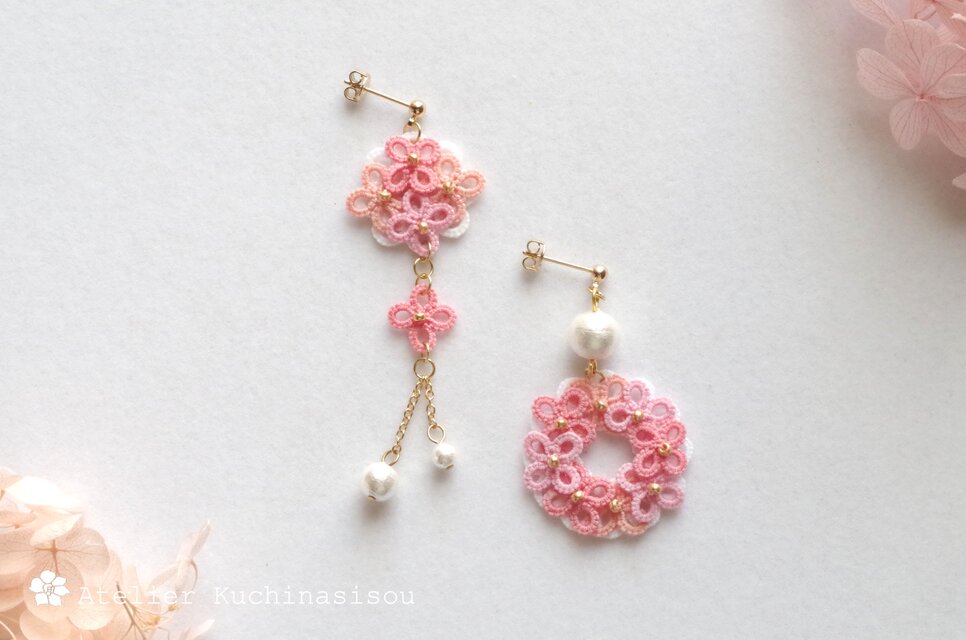 タティングレースの紫陽花とコットンパールのアシンメトリーピアス〈ピンク〉