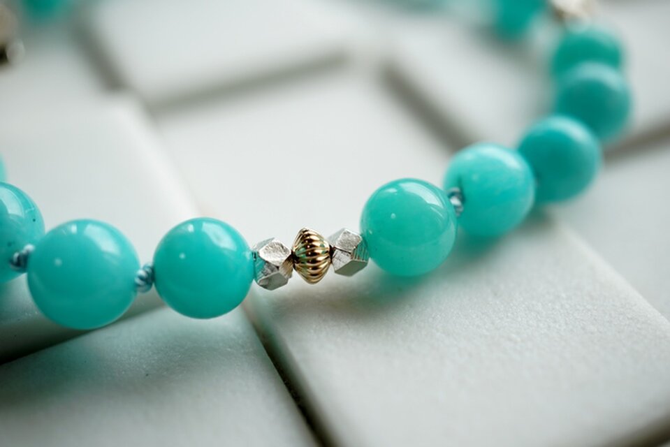 エメラルドグリーンを楽しむアマゾナイトのブレスレット