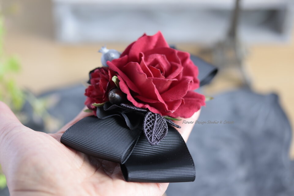 赤い薔薇とブルーベリーのヘアクリップ 赤 バラ 髪飾り 紫陽花 リボン
