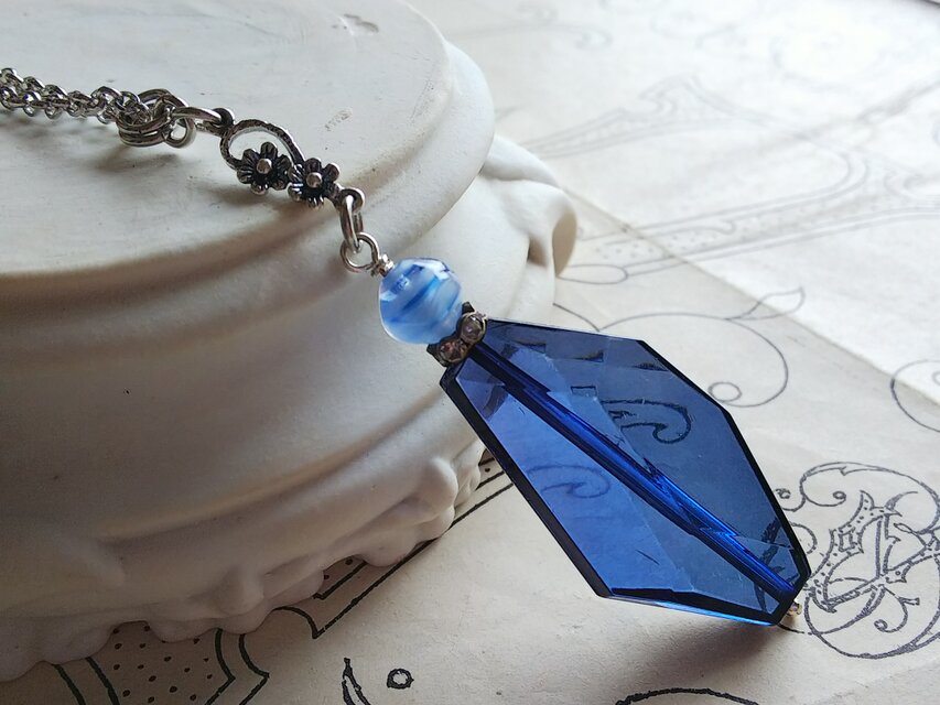 ヴィンテージ　藍Blue変形ビーズ（40×22㎜）Flower-Silverトーンネックレス