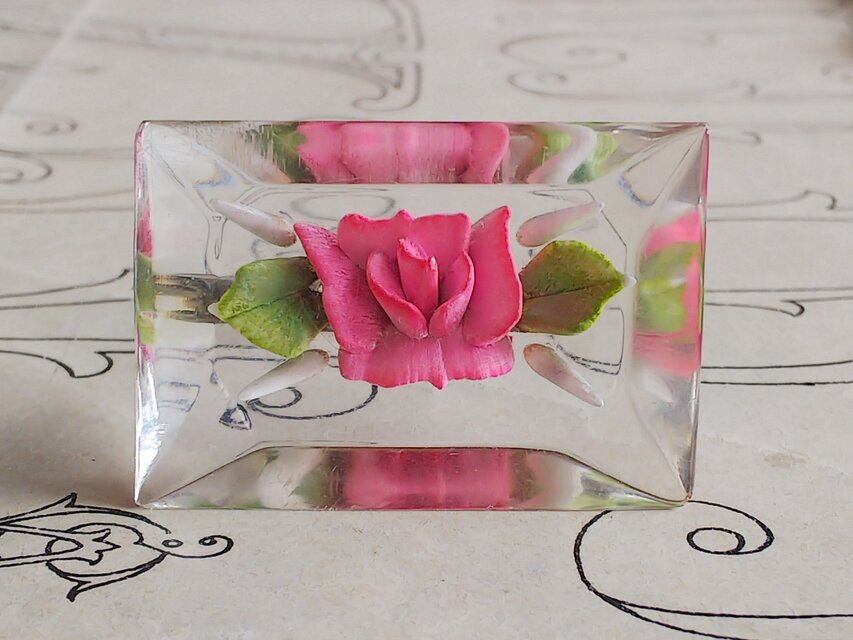 ヴィンテージ　Lucite 愛らしいピンク薔薇のブローチ（約38×26㎜）