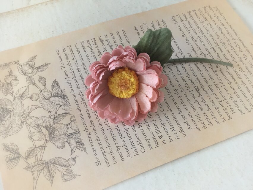 〈染め花〉デイジーの一輪コサージュ(ピンク)