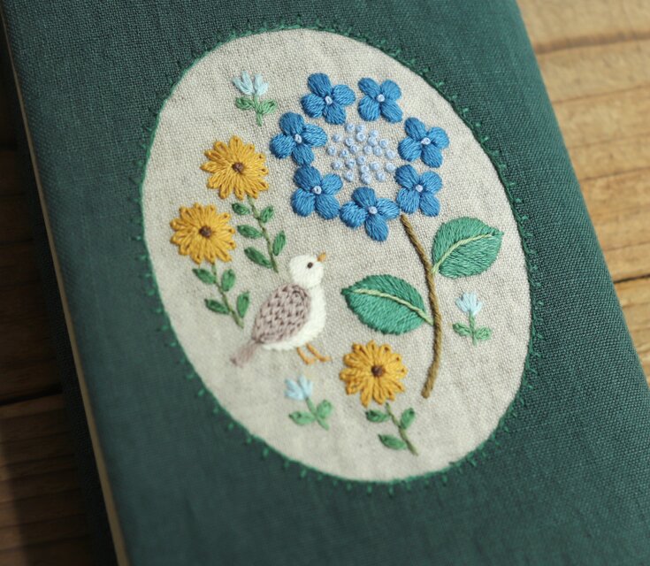 あーちゃん様オーダー　ハンドメイド　ブックカバー　手刺繍 koko様オーダー ハンドメイド ブックカバー 手刺繍 文庫本