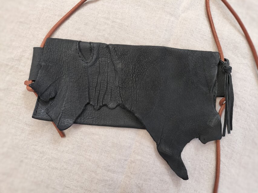 スマホポシェット　スマホショルダー　黒色　ピッグスキンレザー