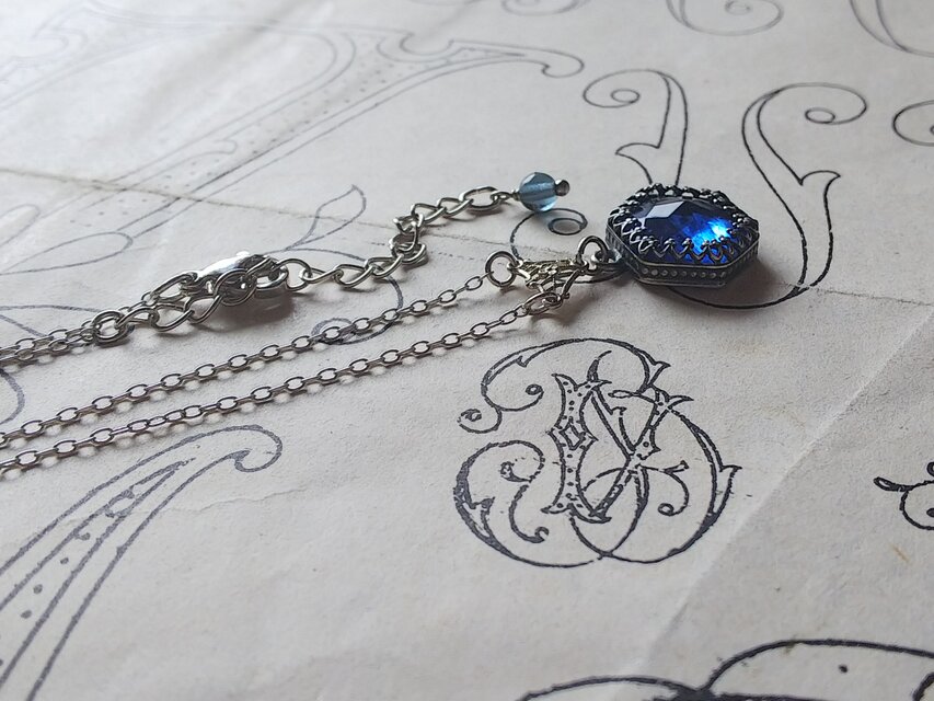 ヴィンテージ SW・Blue-Glass／Antique-Silver 六角形のネックレス