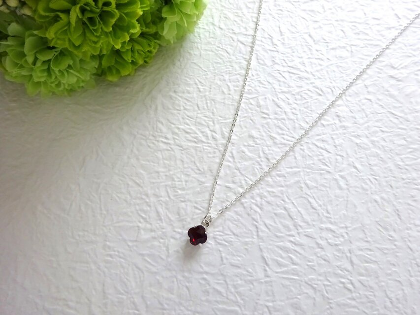ガーネットクローバーネックレス