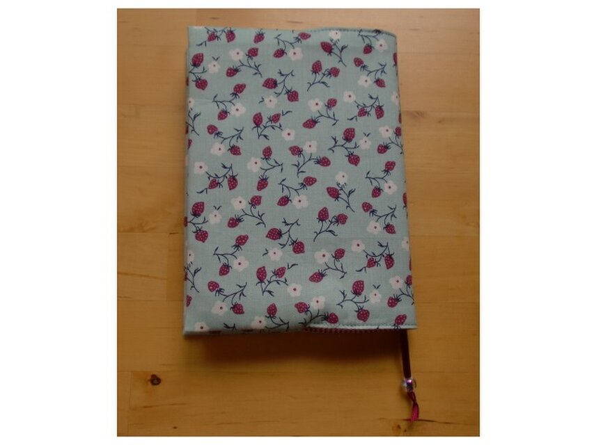 PURE*文庫本カバー*リバティ イザベル ミントグリーン地 苺柄