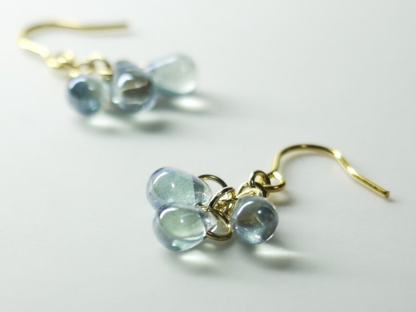 チェコ・ドロップめらめら三粒ピアス　みずいろ