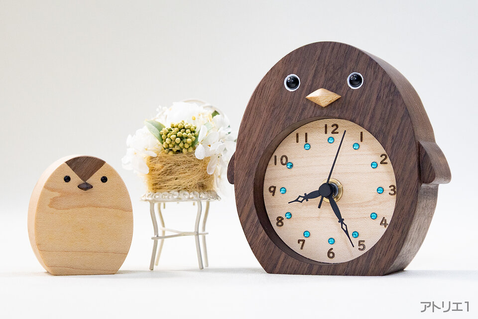 赤ちゃんペンギンがついているブラックウォルナットのペンギンの置き時計（数字Ver）