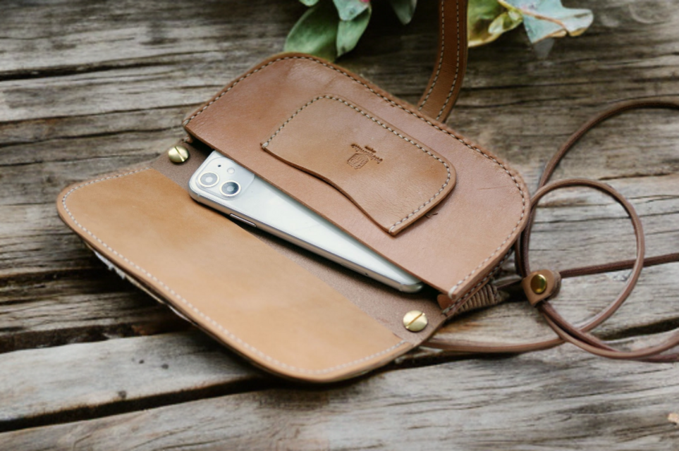 【激レア】非売品 Gitzo 100個限定 BARBER SHOP 本革 ポーチ HAYNI 本革 ポーチ「Dot leather pouch ドットレザーポーチ S