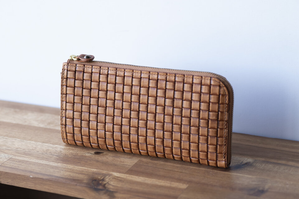 エンボスメッシュレザー L字ファスナー長財布 編み込み キャメル aw