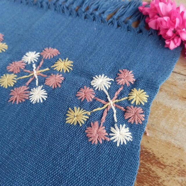 草木染めの手刺繍クロス 藍 /棚飾り, 敷物, インテリア飾り / 手織り