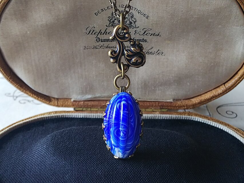 ヴィンテージ　群青･White/マーブル　Leafクラシカルネックレス