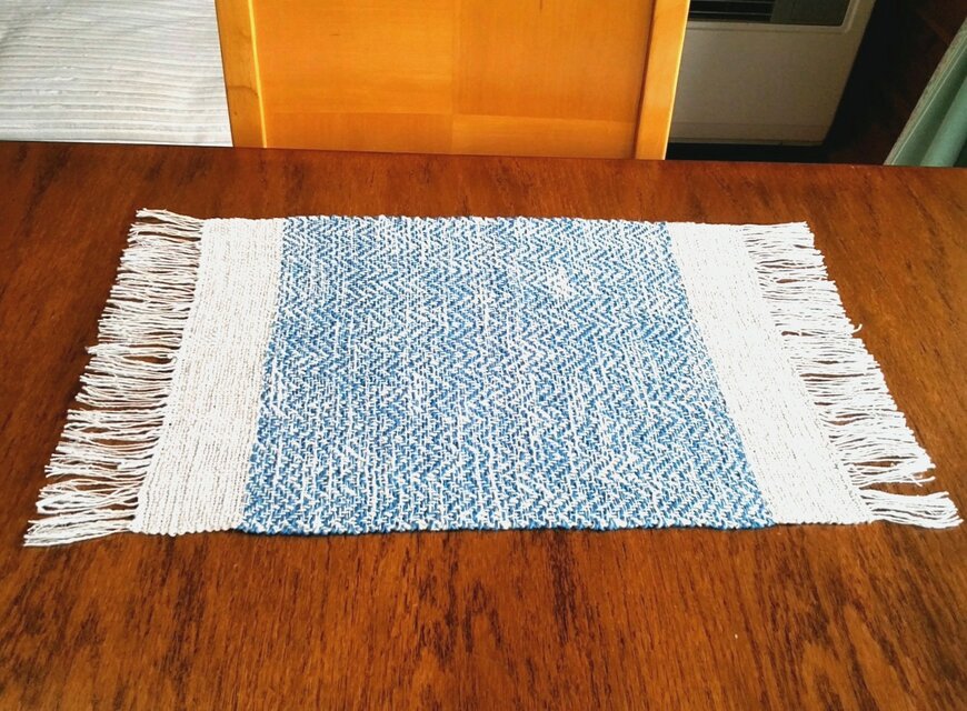 藍手織ティーマット(水色ジグザグ柄) 綿とリネン、27.5cm×48cm(房を