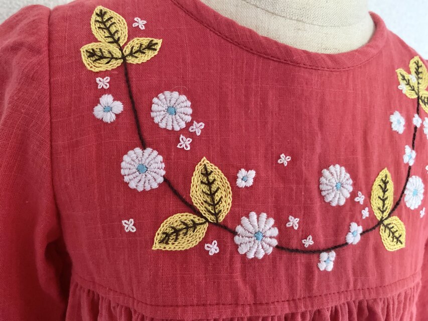 size90cm刺繍チュニックワンピース 赤くて小さい花の刺繍