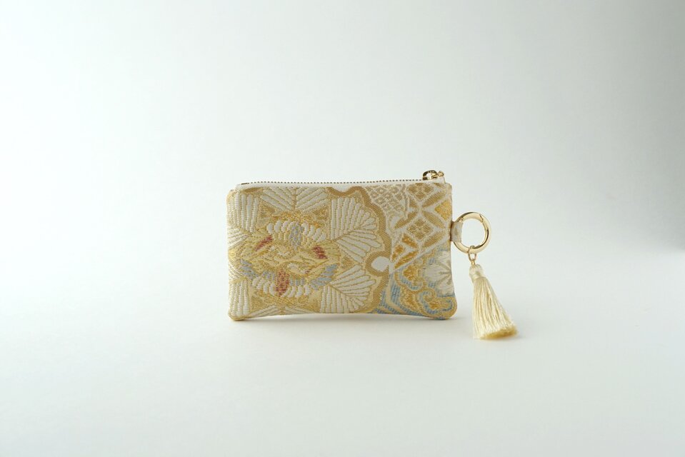 【雪輪模様　ゴールド シルク 帯リメイク　バッグチャーム型ミニポーチ】カードケース、コインケース、メイクポーチ　旅行　