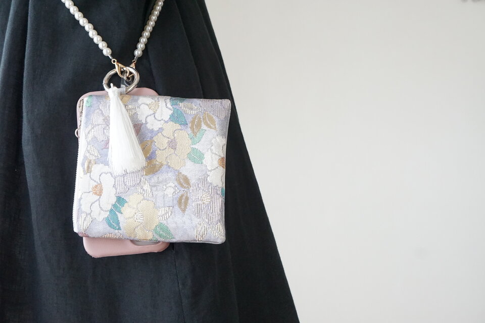 【波　椿模様　ライトブルー　シルク 帯リメイク　バッグチャーム型スクエアポーチ】イヤフォン　メイクポーチ　旅行　誕生日ギフトに。