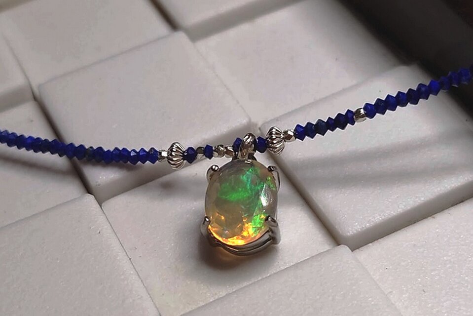 プレシャスオパールとラピスラズリのネックレス