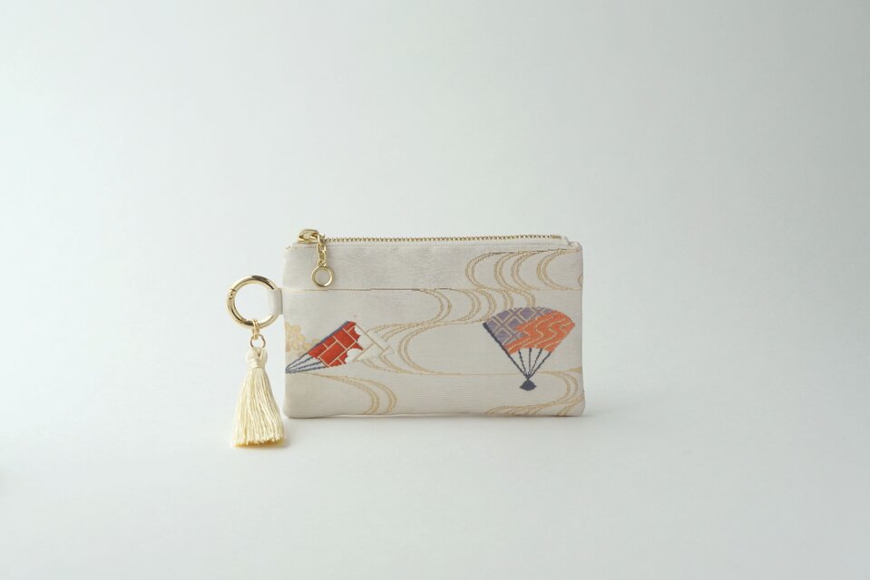 【純金箔二重箔　扇模様　シルク帯リメイク　バッグチャーム型ミニポーチ】カードケース、コインケース、旅行、誕生日ギフトにも。