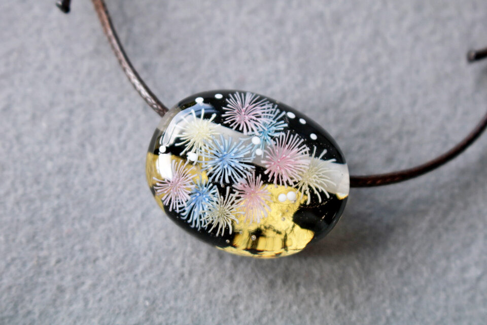花火のとんぼ玉ガラスペンダント　金箔入り