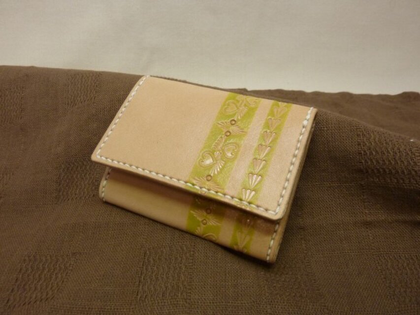 牛革のさわやか名刺入れ～ハート・羽根の刻印とライムグリーンの染色