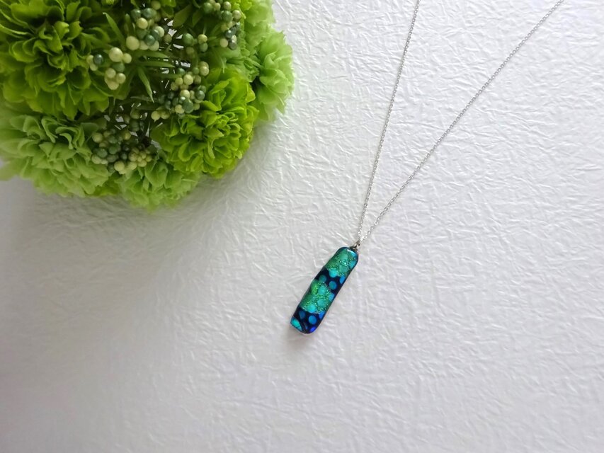 キラキラグリーンの水玉ネックレス