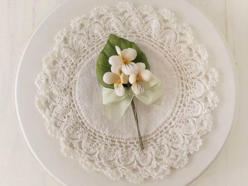 〈染め花〉スミレの3輪コサージュ(オフホワイト)