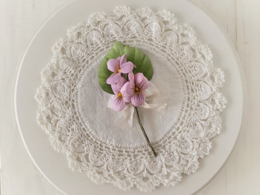 〈染め花〉スミレの3輪コサージュ(ピンク)