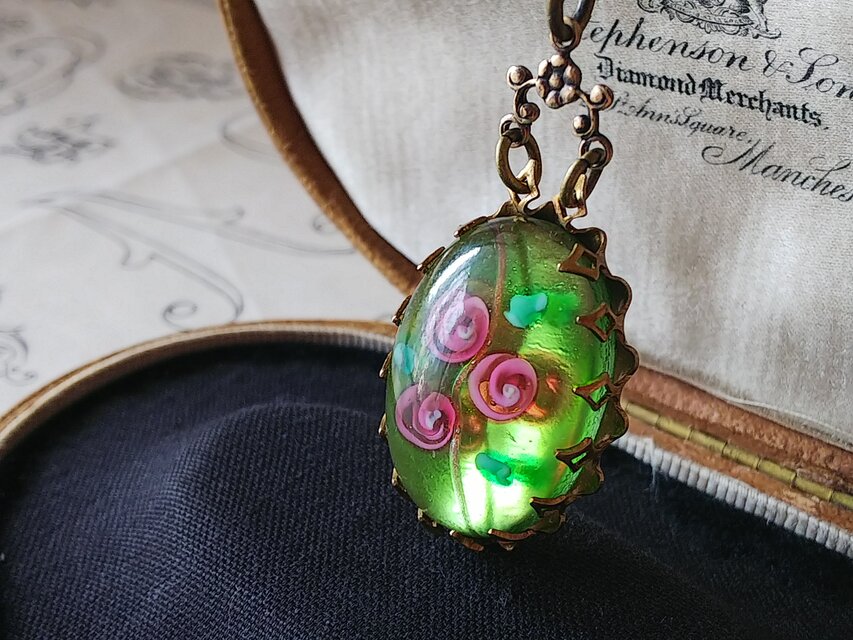 ヴィンテージ　pink薔薇／ペリドット･フォイル（25×18㎜）クラシカルネックレス