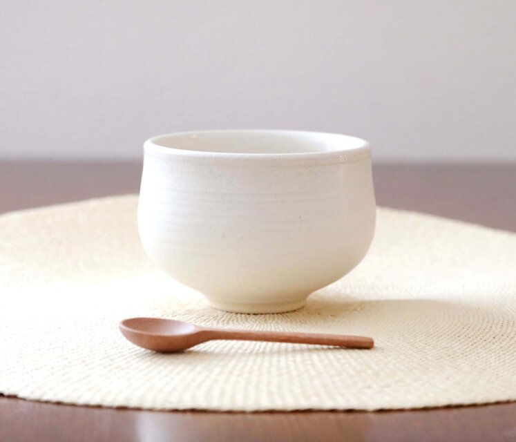 ほっこり白マット釉と白陶土の幅広お湯のみ