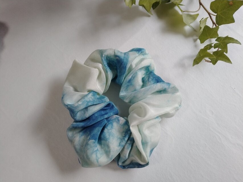 シルクのふんわり藍染め・シュシュ