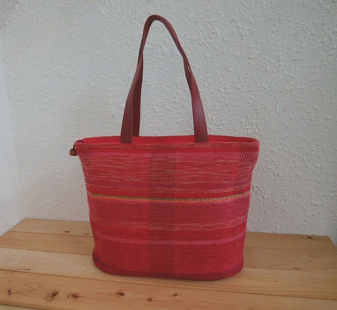 手織りトートバッグ赤オレンジ色 (裂き織り入り、綿とシルク) | iichi