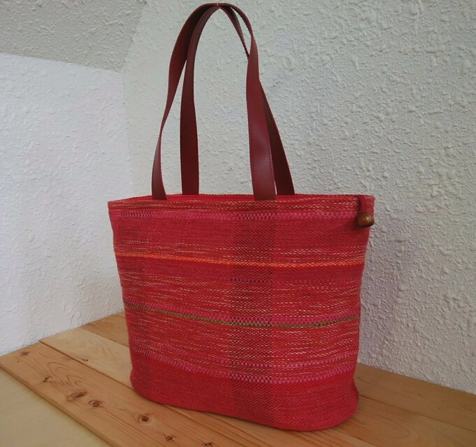 手織りトートバッグ赤オレンジ色 (裂き織り入り、綿とシルク) | iichi ...