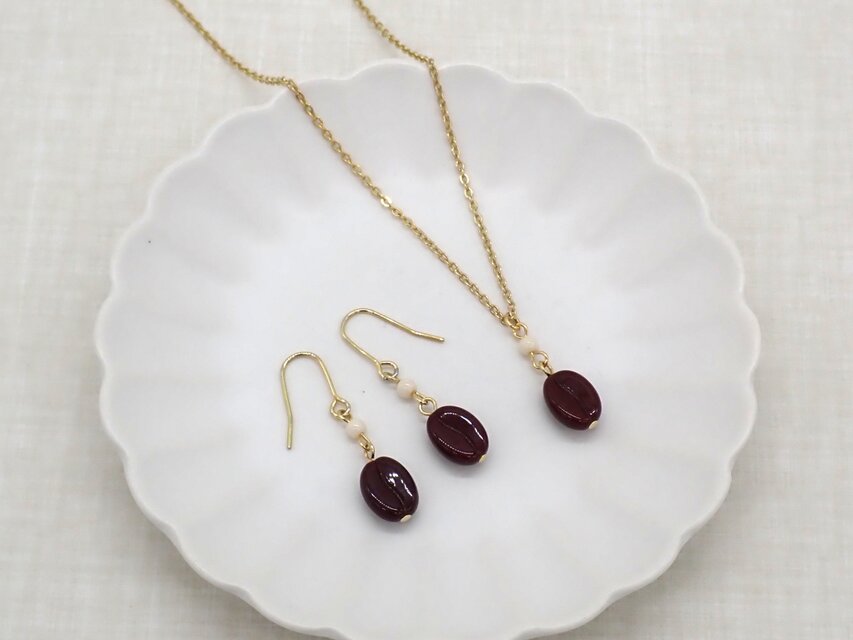 《２色から選べる》珈琲豆ネックレス＆ピアス／イヤリングセット