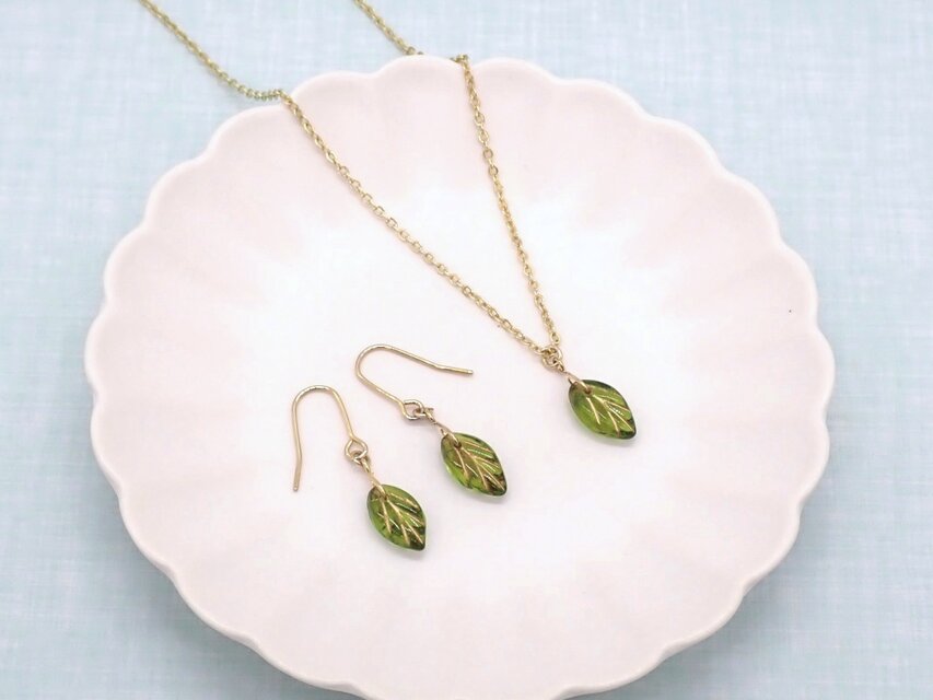 《５色から選べる》葉っぱビーズネックレス＆ピアス／イヤリングセット