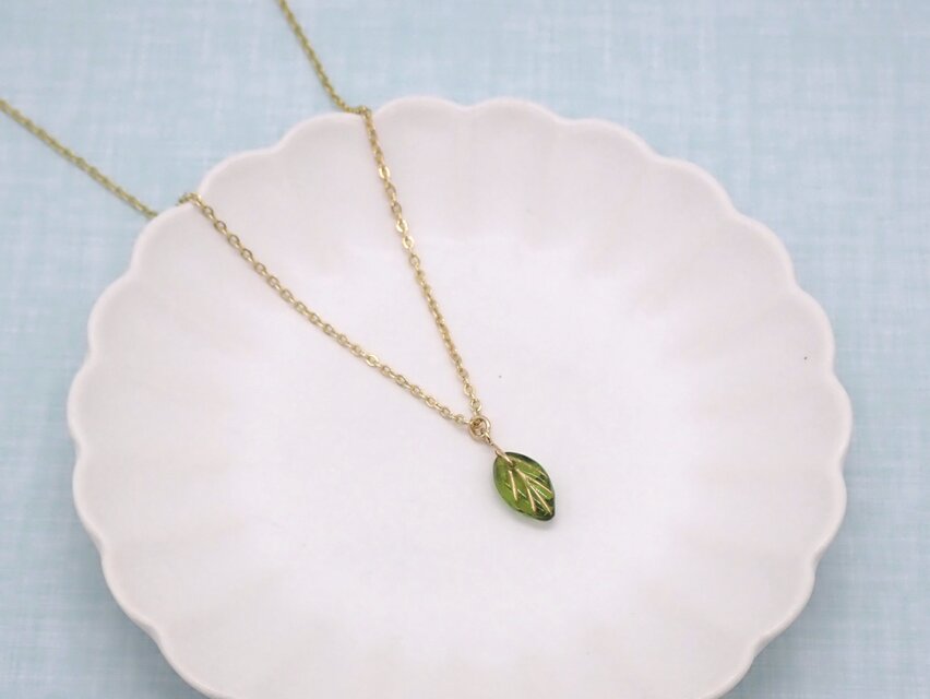 《５色から選べる》葉っぱビーズネックレス