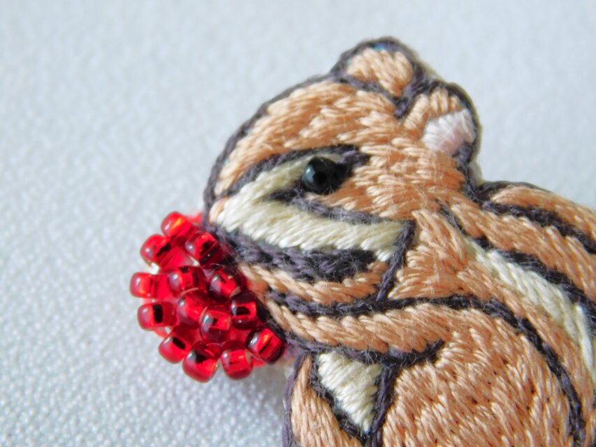 秋の森 リスと赤い実 刺繍ブローチ【受注製作】 | iichi 日々の暮らし 