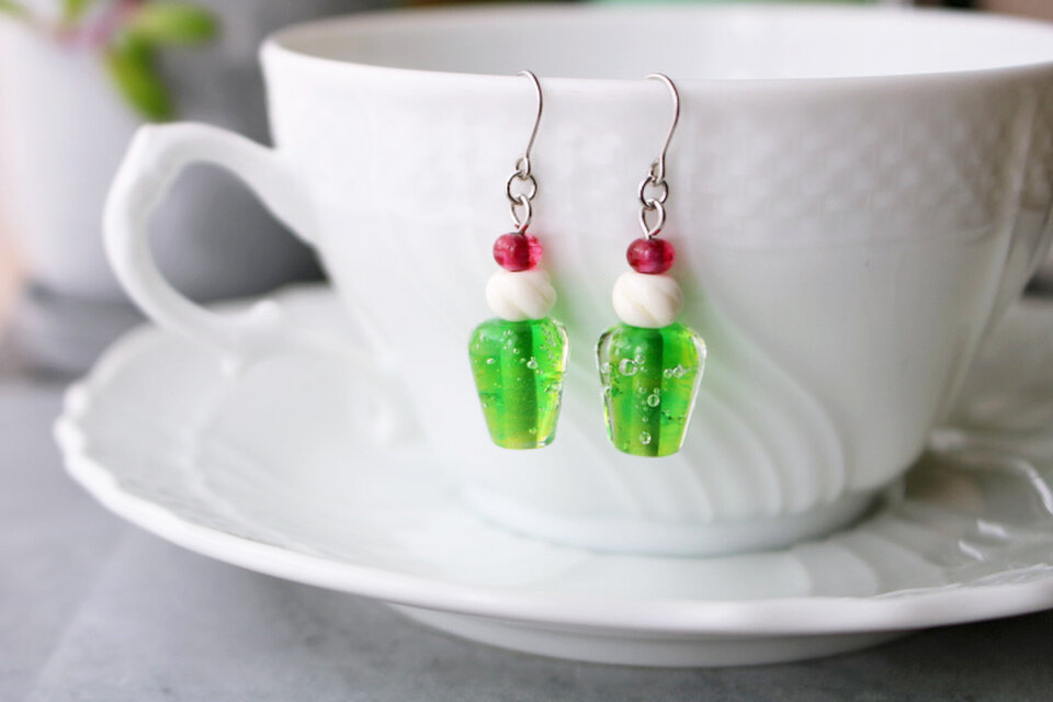 とんぼ玉ピアス「クリームソーダ」グリーン