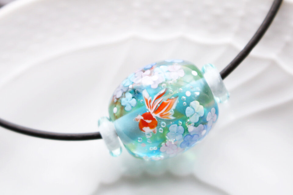 ☆オフシーズンSALE☆紫陽花と金魚のとんぼ玉（ガラス玉