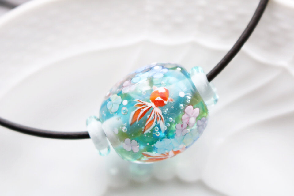 ☆オフシーズンSALE☆紫陽花と金魚のとんぼ玉（ガラス玉