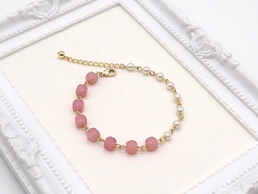 キューブビーズとパールのバイカラーブレスレット