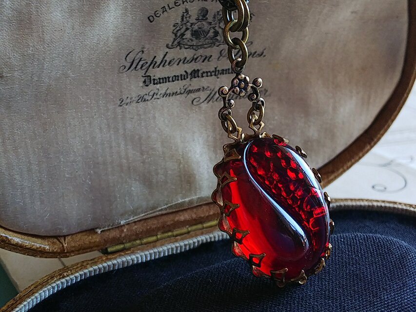 ヴィンテージ　ガーネットGlass（25×18㎜) flowerクラシカルネックレス