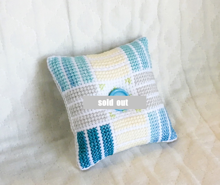 クロスステッチのピンクッション・グラデーションブルー