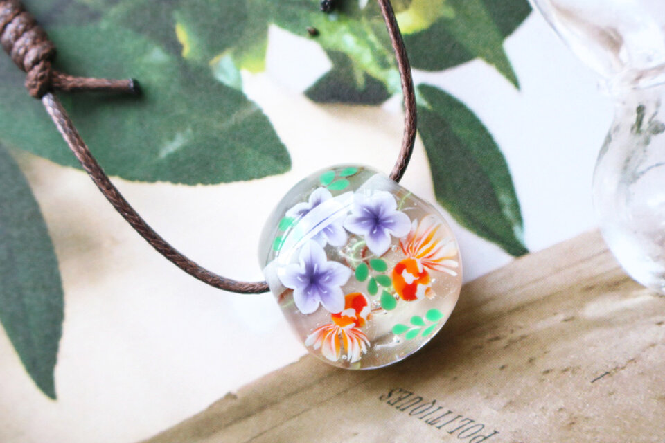 桔梗と金魚のとんぼ玉ガラスペンダント | iichi 日々の暮らしを