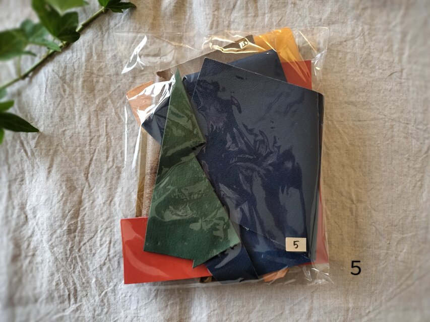 【送料込】革のハギレセット５　牛ヌメ革　ピッグスキンレザー　カラフル