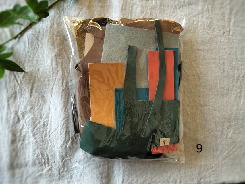 【送料込】革のハギレセット９　牛ヌメ革　ピッグスキンレザー　カラフル