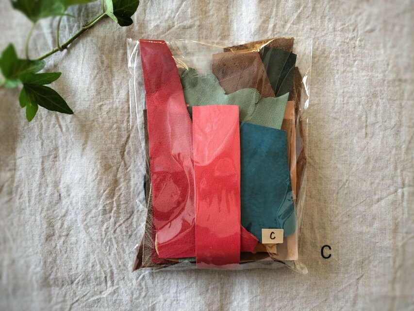 【送料込】革のハギレセットC　少　牛ヌメ革　ピッグスキンレザー　カラフル