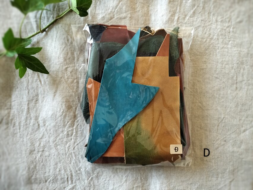 【送料込】革のハギレセットD　少　牛ヌメ革　ピッグスキンレザー　カラフル